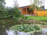 Aussenansicht der Banja Asia mit Teich